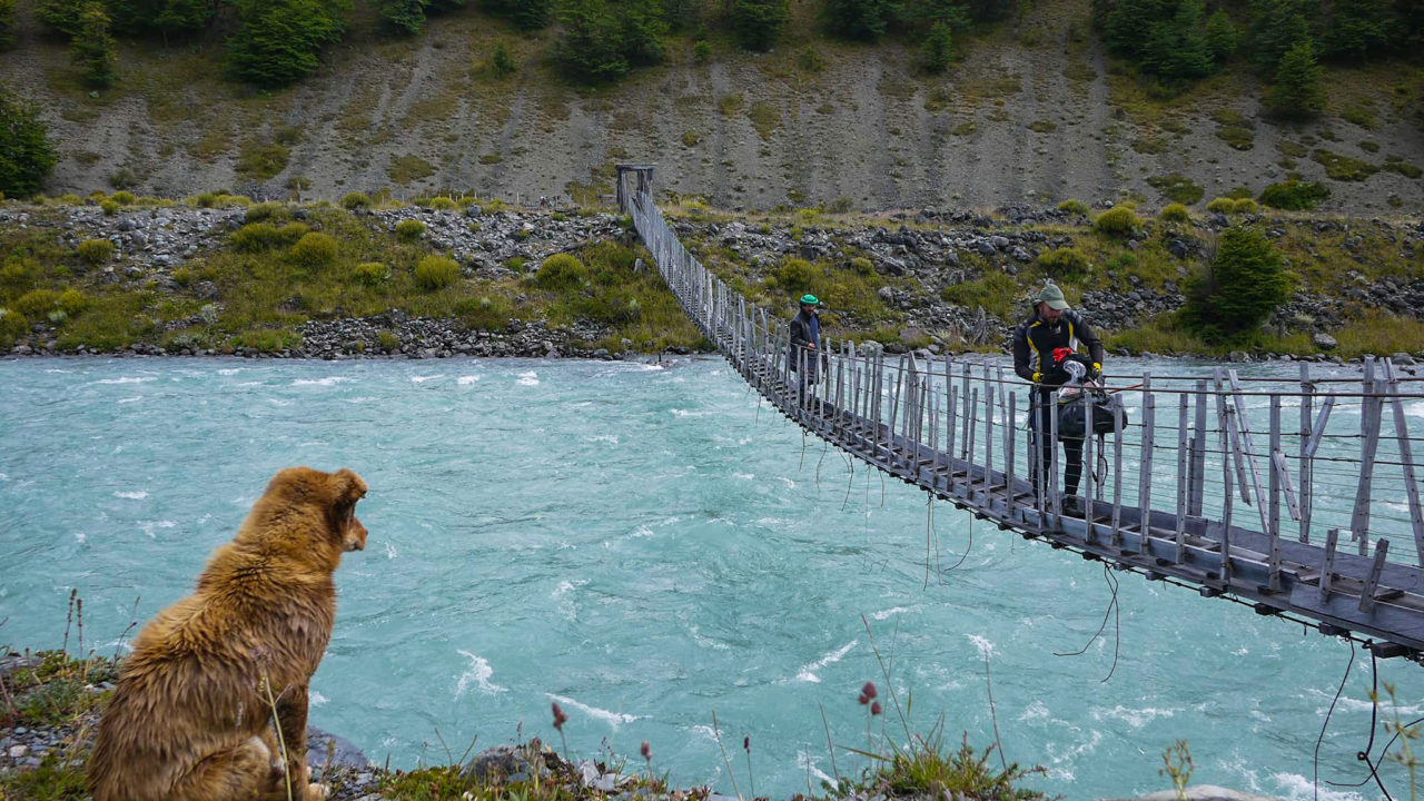 Paso Mayer, suspended bridge crossing